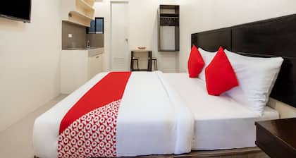 OYO 490 V-cat Apartelle