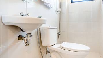 Deluxe Double Room | Bathroom | Shower, free toiletries, bidet, towels