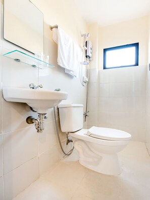 Habitación Deluxe doble | Baño | Ducha, artículos de higiene personal gratuitos, bidé y toallas