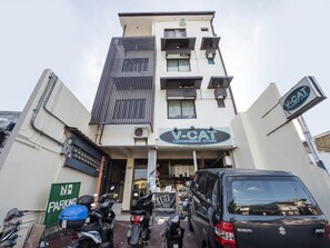 Front of property - OYO 490 V-cat Apartelle (Manila)