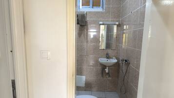 奢華頂樓客房 | 浴室 | 淋浴設備、拖鞋、毛巾、肥皂