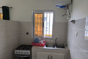 Refrigerador, microondas, placa de cocina, utensilios de cocina