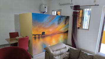 奢華頂樓客房 | 起居區 | 43-吋 LCD 液晶電視、衛星頻道、電視