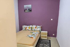 Desk, iron/ironing board, free WiFi, bed sheets - Résidence Gian (Libreville)