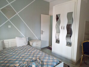 商务客房 | 办公桌、熨斗/熨板、免费 WiFi、床单