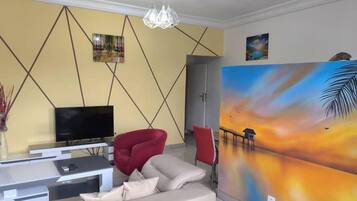 奢華頂樓客房 | 起居區 | 43-吋 LCD 液晶電視、衛星頻道、電視