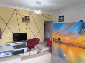 奢华顶层房 | 起居区 | 43-英寸液晶电视 （配备卫星频道）、电视