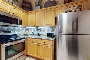 Refrigerador, microondas, horno y parrilla de estufa 