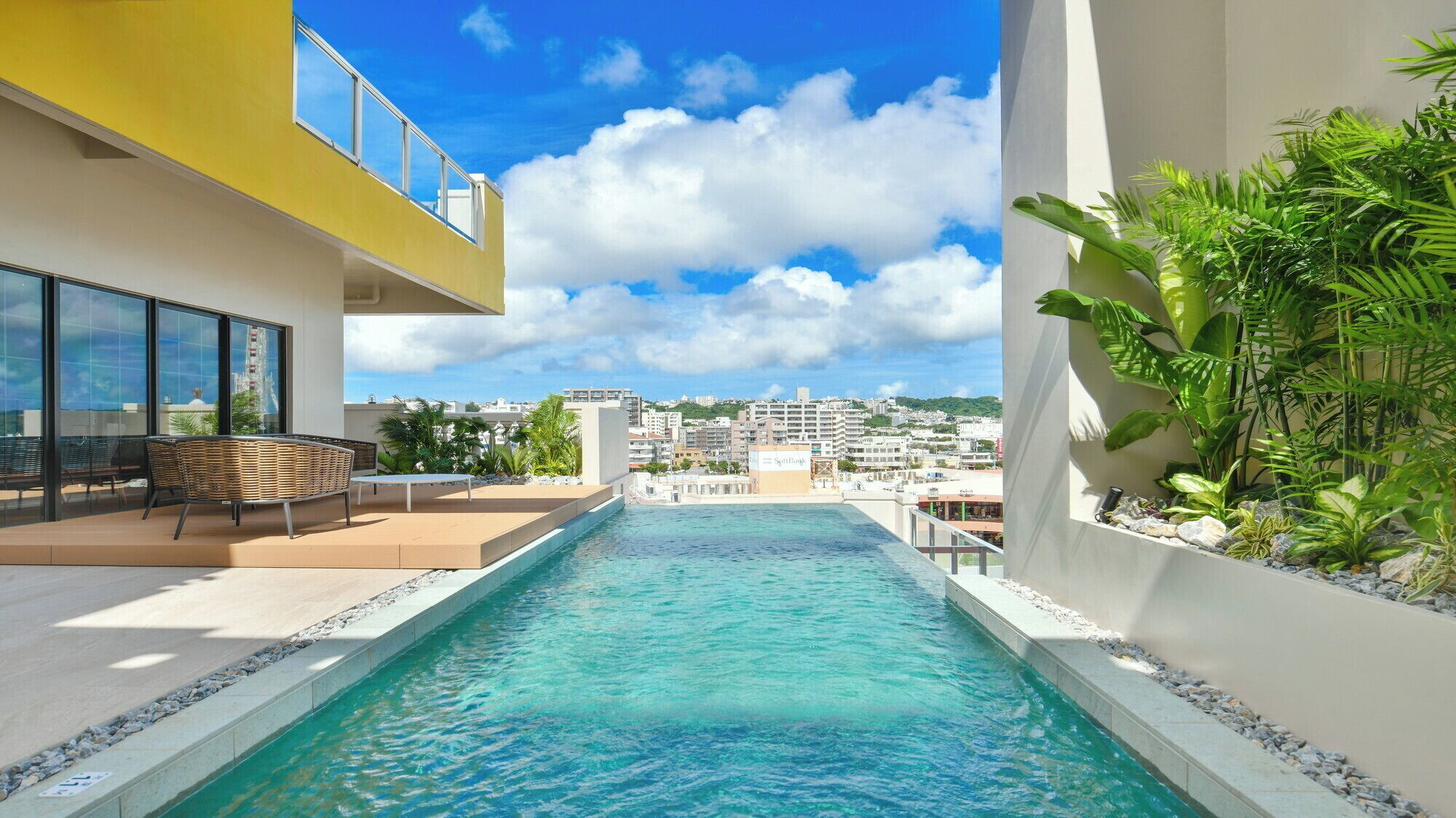 Caja de seguridad en la habitación y decoración personalizada 