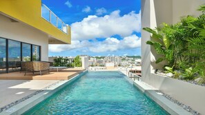 Brankas, didekorasi berbeda-beda, dan meja kerja