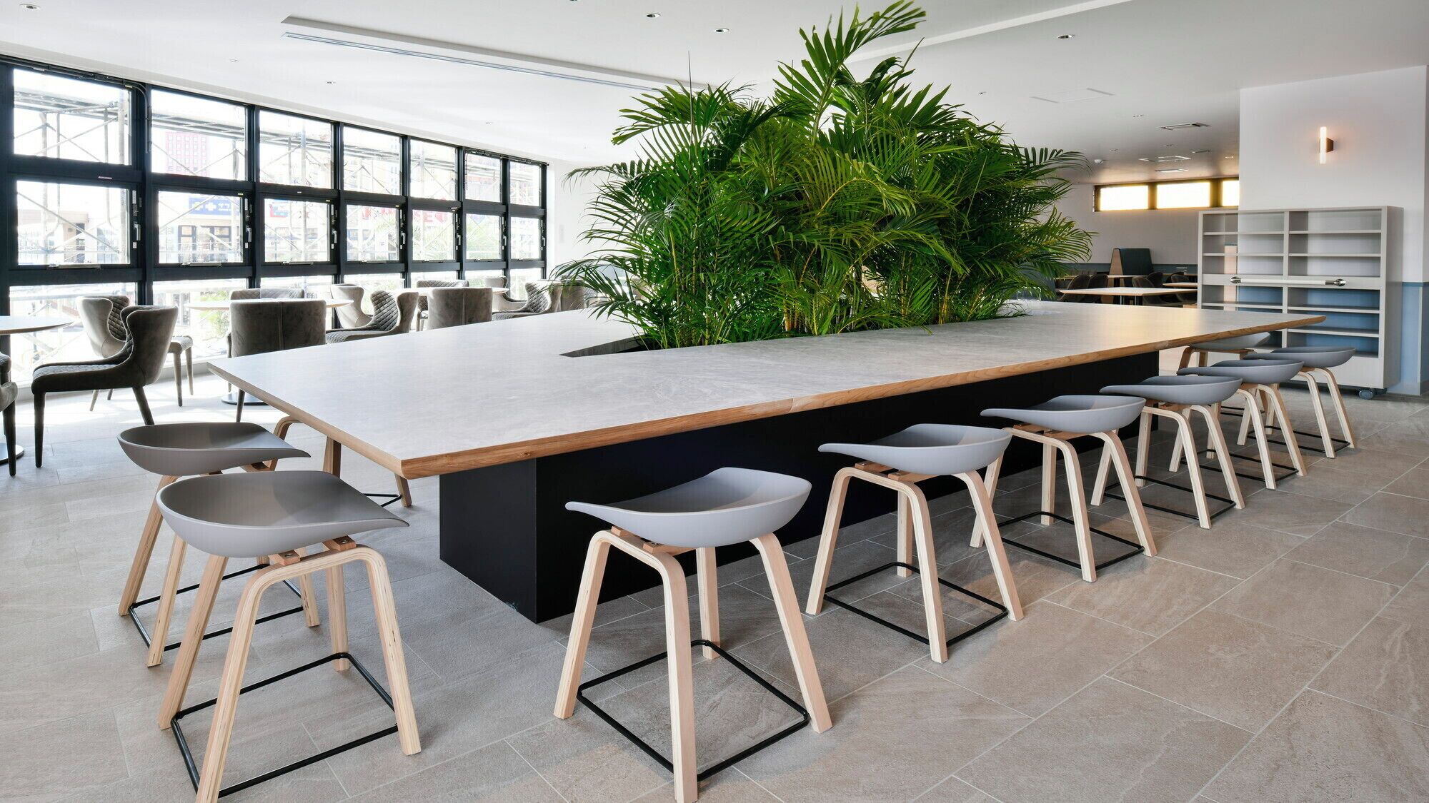 بوفيه فطور يوميًا بتكلفة قدرها (2200 JPY للشخص)