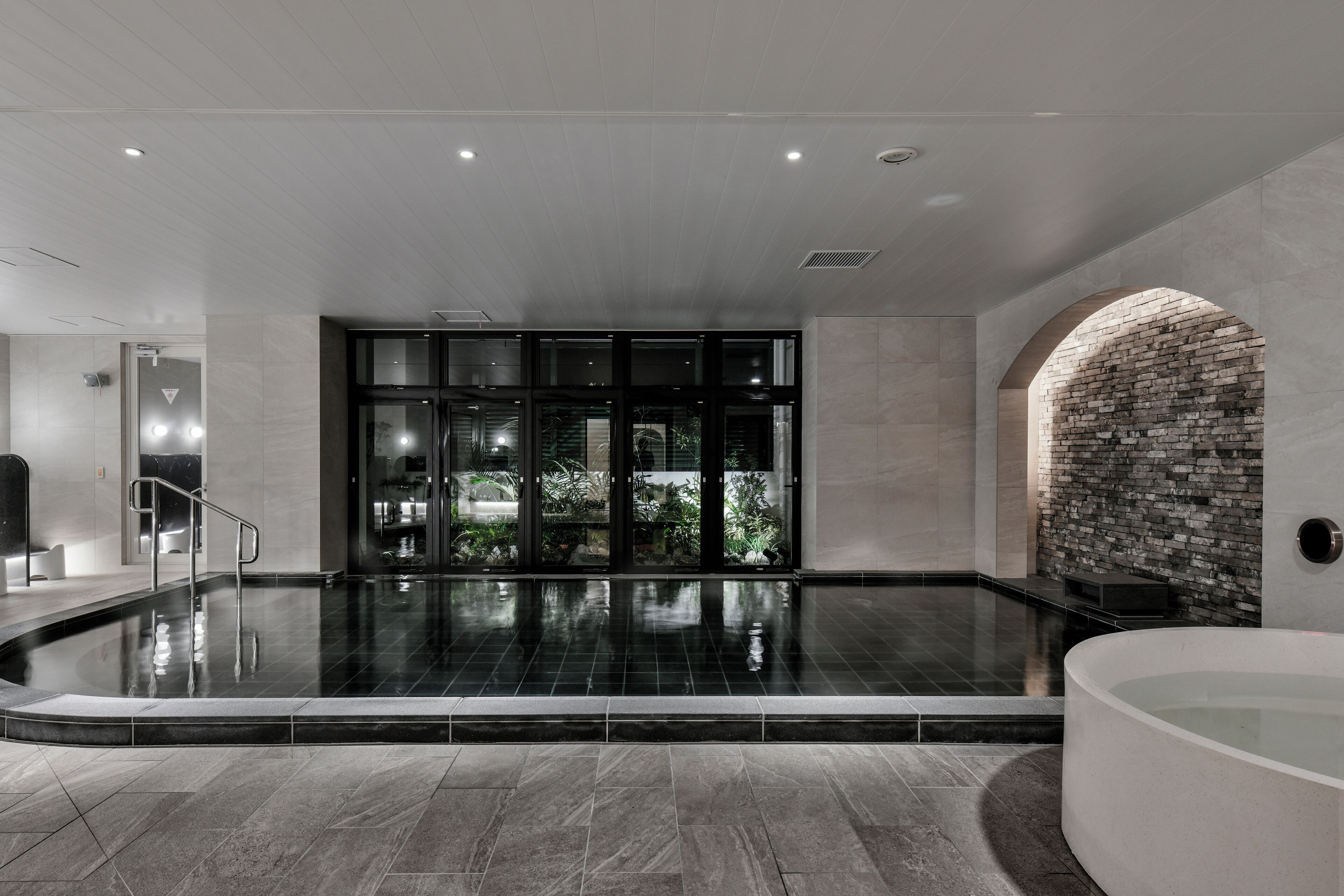 2  室のトリートメントルーム、マッサージ