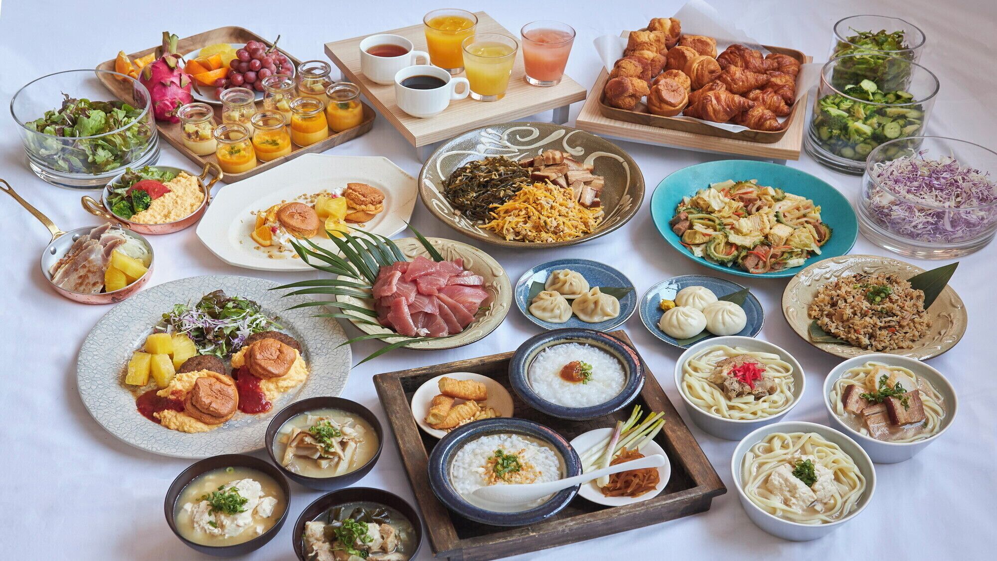 Variedad de platos que incluyen sushi, dumplings y fideos, evocando un ambiente de comida japonesa.