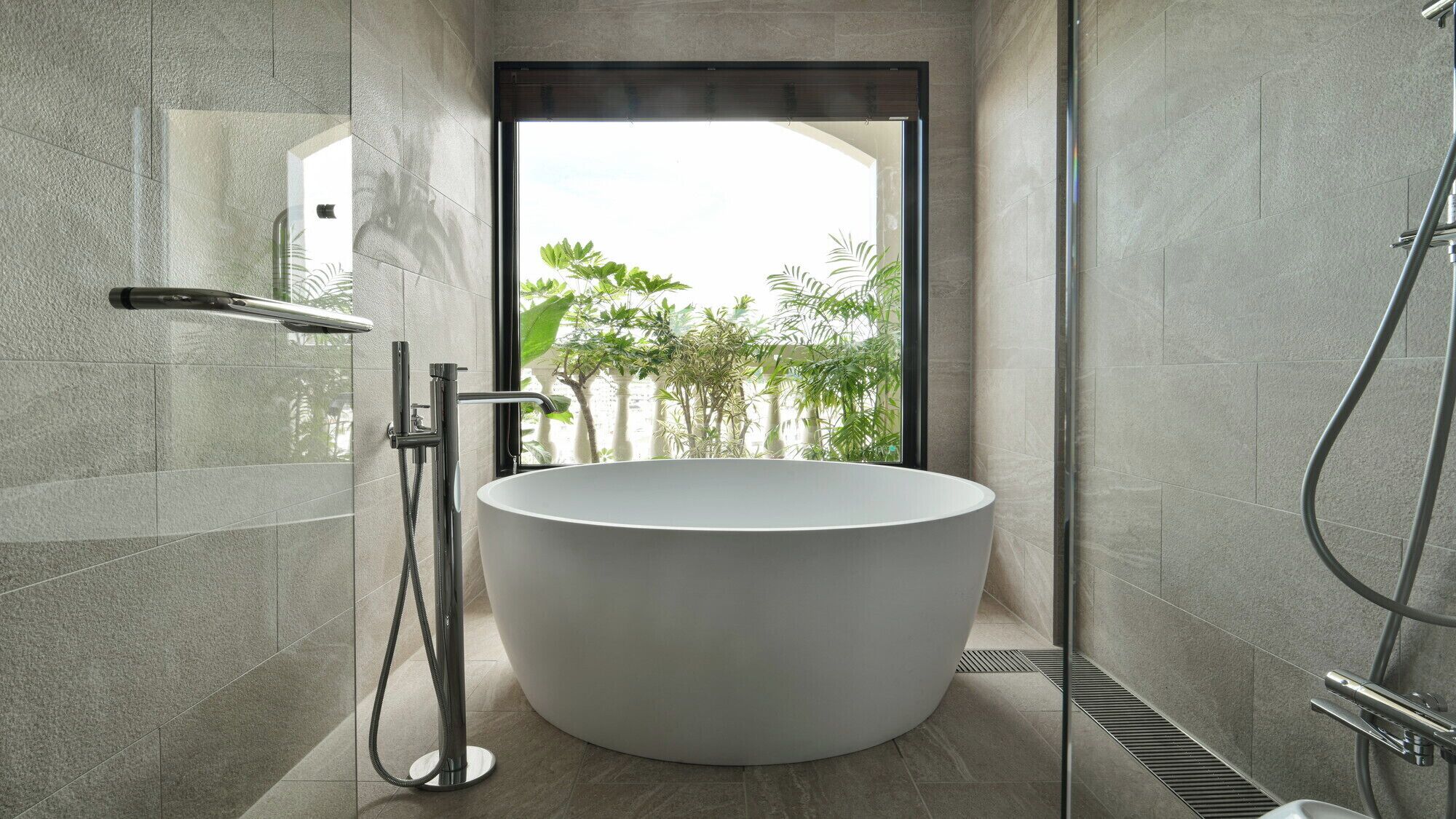 Ensemble baignoire-douche, articles de toilette (gratuits)