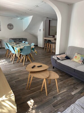 Smart TV, DVD player, table football, ping pong