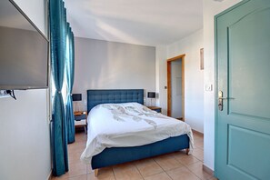 4 bedrooms, in-room safe, desk, iron/ironing board