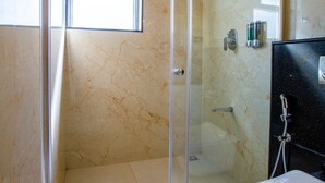 Chambre Prestige | Salle de bain | Douche, pomme de douche hydromassante, articles de toilette (gratuits)