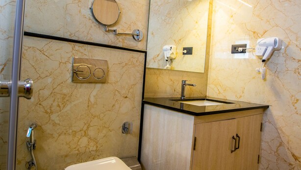 Chambre Deluxe | Salle de bain | Douche, pomme de douche hydromassante, articles de toilette (gratuits)