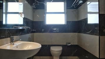 Deluxe Double Room | Bathroom | Shower, hydromassage showerhead, free toiletries, towels
