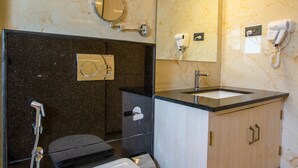 Chambre Prestige | Salle de bain | Douche, pomme de douche hydromassante, articles de toilette (gratuits)