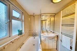 Dusche, umweltfreundliche Kosmetikartikel, Haartrockner, Bidet