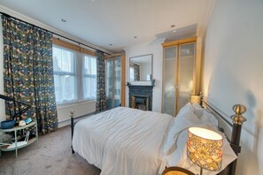 3 makuuhuonetta, tallelokero huoneessa, työpöytä, silitysrauta/-lauta