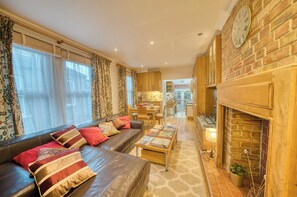 Smart TV, chimenea, libros, impresora