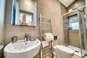 Dusche, umweltfreundliche Kosmetikartikel, Haartrockner, Bidet