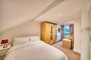 3 bedrooms, in-room safe, desk, iron/ironing board