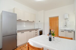 Køleskab, ovn, kogeplade, kaffe-/temaskine