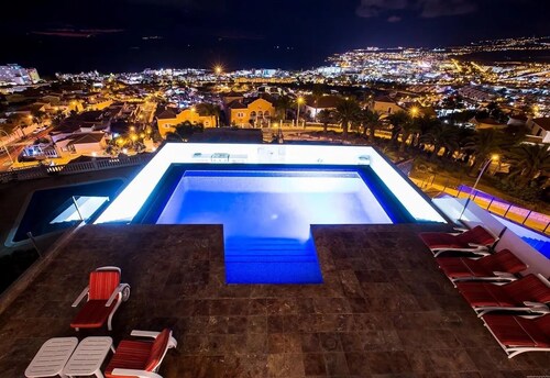 Superbe villa moderne avec piscine à débordement chauffée, ascenseur, salle de gym, sauna, bain à remous