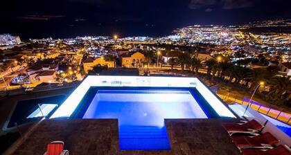 Superbe villa moderne avec piscine à débordement chauffée, ascenseur, salle de gym, sauna, bain à remous
