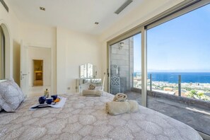 4 bedrooms, in-room safe, iron/ironing board, travel cot - Heated Pool, Elevator, Gym, Sauna, Jacuzzi, Air Con - ALL included in the price (Costa Adeje)