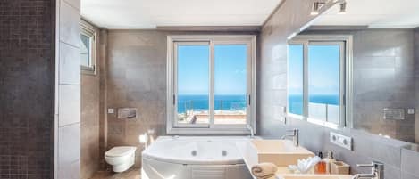 Ensemble douche/baignoire, baignoire à jets, douche à « effet pluie »