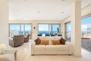 Smart TV, ping pong, video library - Heated Pool, Elevator, Gym, Sauna, Jacuzzi, Air Con - ALL included in the price (Costa Adeje)