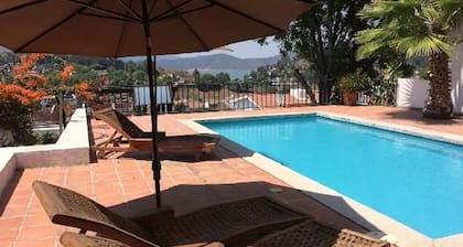 ¡Hermosa Villa en el Pueblo con Excelente Ubicación!