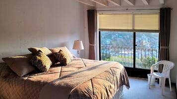 3 bedrooms, in-room safe, desk, iron/ironing board