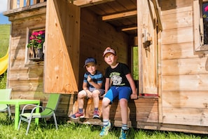 Zona de juegos infantil al aire libre