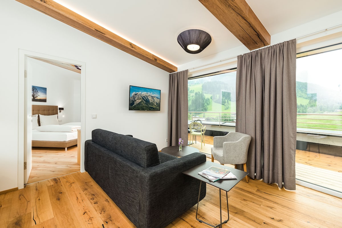 Deluxe Apartment, Mountain View (Cleaning Fee incl.) | Living area | 60-cm flat-screen TV with cable channels, TV, heated floors