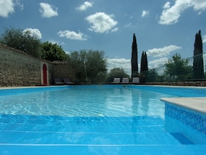 Outdoor pool, a heated pool - Gîte *** l'Escoussou 110 m², 3 rooms, charm, nature, heated pool, South Ardèche (Joyeuse)