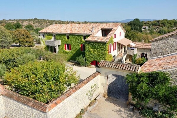 Exterior - Gîte *** l'Escoussou 110 m², 3 rooms, charm, nature, heated pool, South Ardèche (Joyeuse)