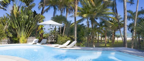 Piscine extérieure, parasols de plage, chaises longues