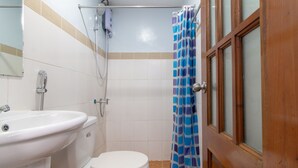 Doppelzimmer (Window is not Guaranteed) | Badezimmer | Dusche, kostenlose Toilettenartikel, Handtücher