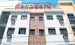 Exterior - RedDoorz @ DBuilders Rooms Ph2 Taguig (Taguig)