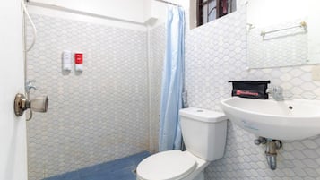 Chambre avec lits jumeaux | Salle de bain | Douche, articles de toilette gratuits, serviettes fournies