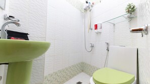 Camera Deluxe | Bagno | Doccia, set di cortesia gratuito, asciugamani
