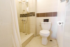 Buồng tắm vòi sen, đồ dùng nhà tắm miễn phí, khăn tắm 