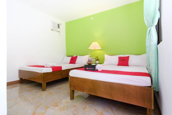 Quadruple Room | Desk, free WiFi - RedDoorz @ Governors Drive Coron (Coron)