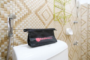 Quadruple Room | Bathroom | Shower, free toiletries, towels - RedDoorz @ Governors Drive Coron (Coron)