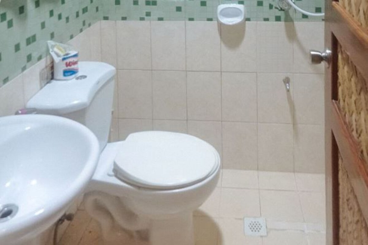 A bathroom with a toilet, bidet, and sink.
